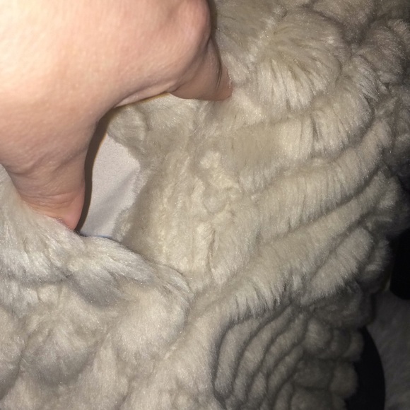 BKE Boutique Faux Fur Tunic Style Vest - Picture 4 of 10